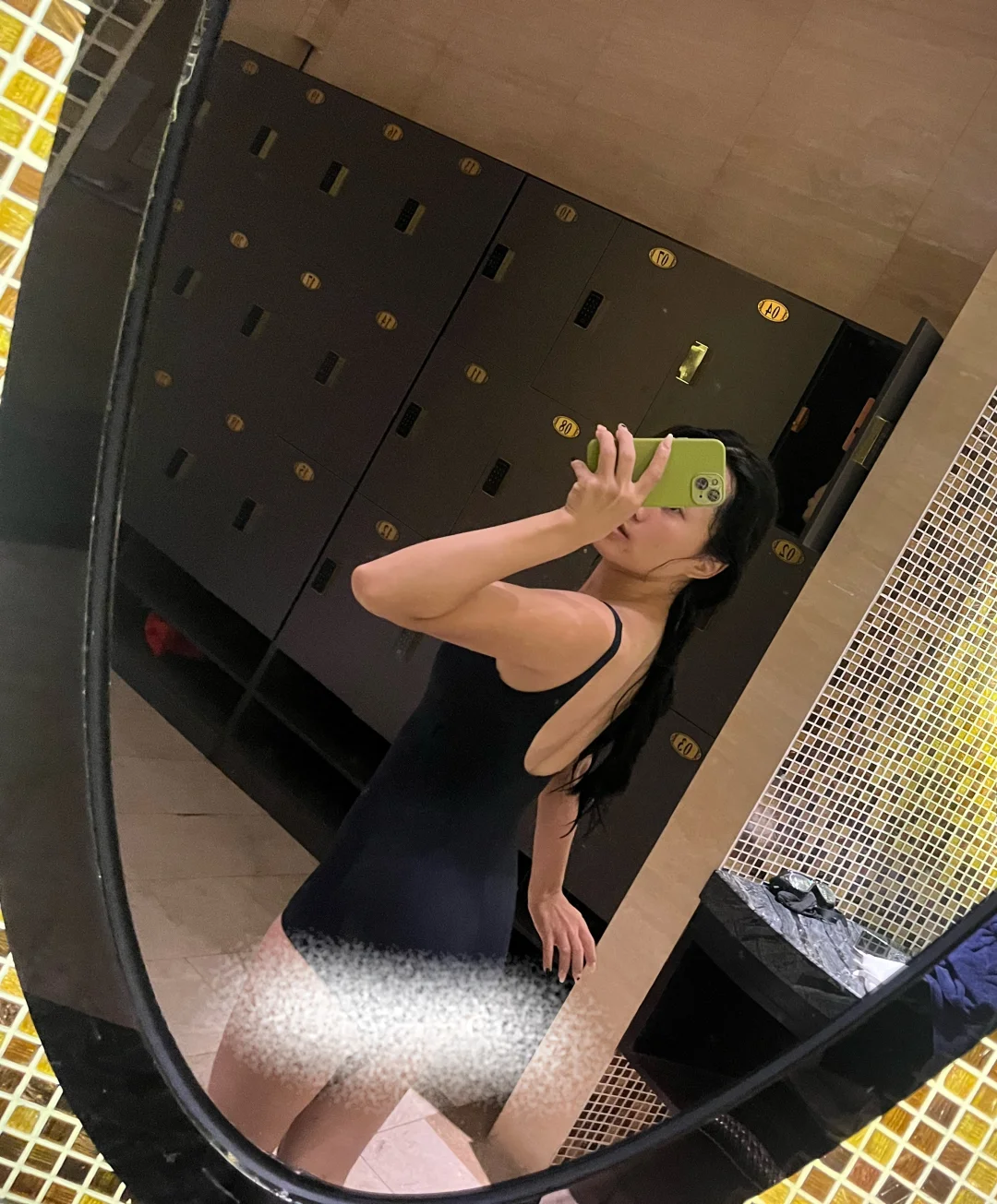 适合黄黑皮女生?的低开叉竞速泳衣推荐