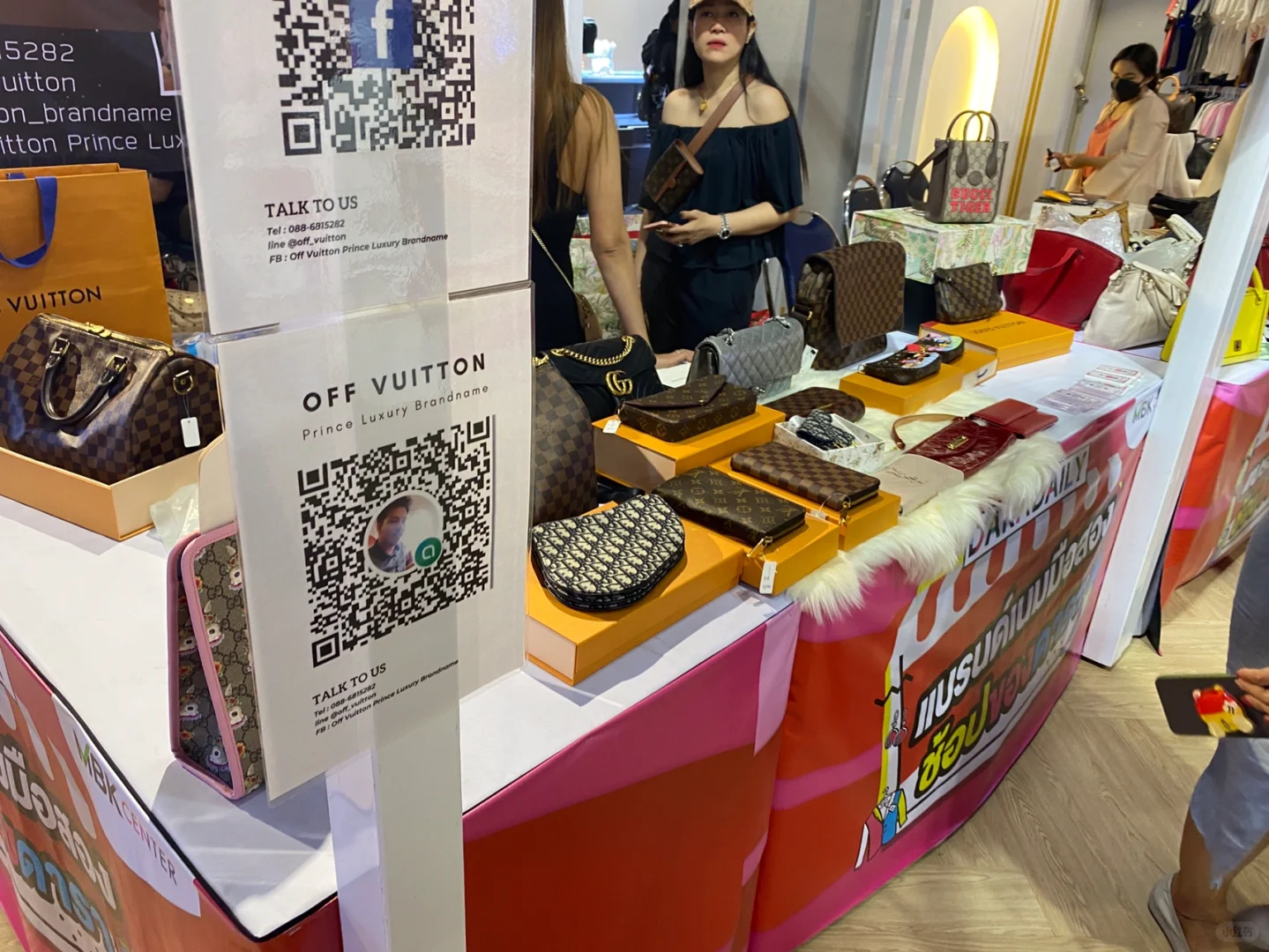 MBK一楼偶遇泰国的中古包包展销会