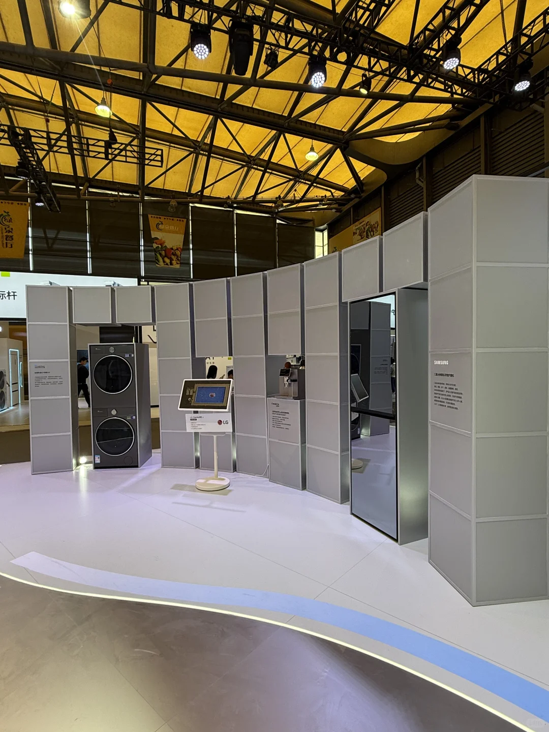 轻量化的型材+灯膜设计