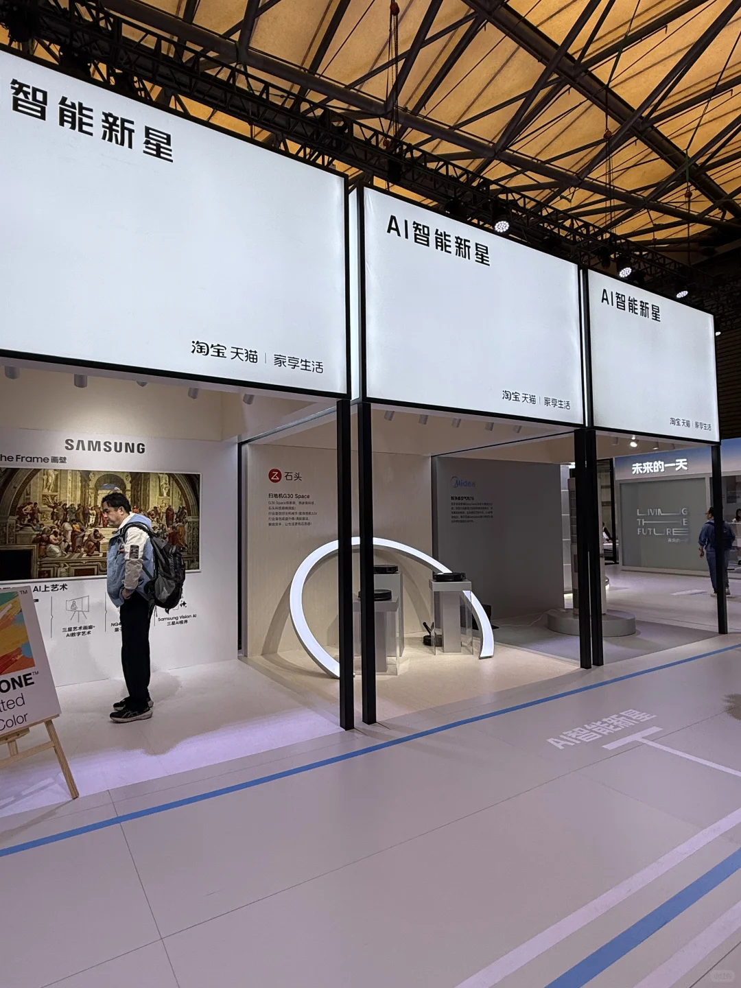 轻量化的型材+灯膜设计