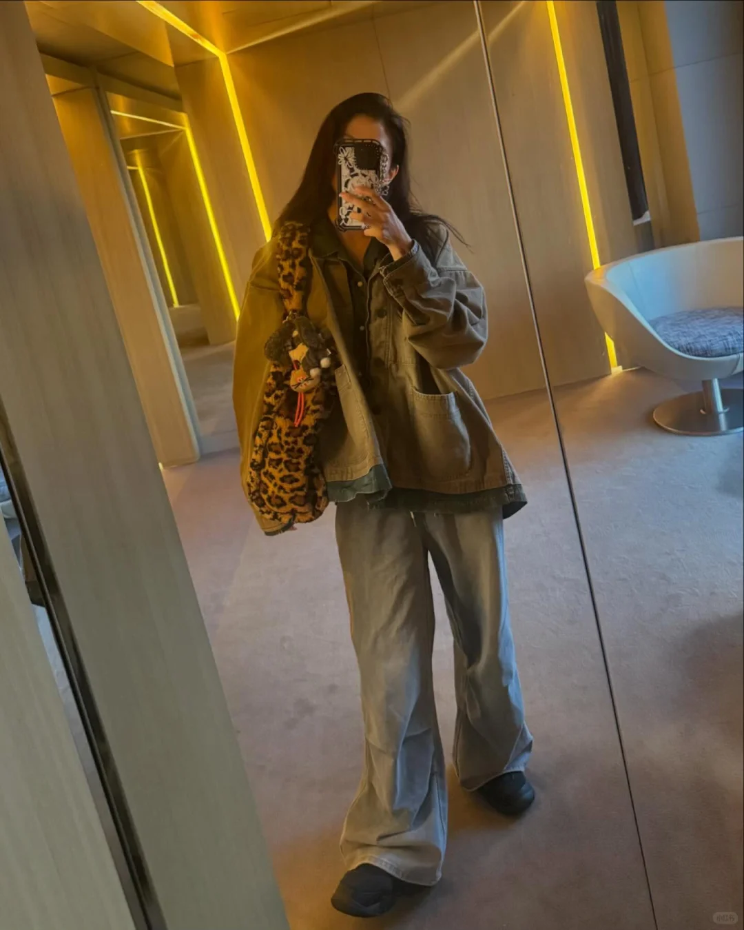 从冷到迷人：韩韶禧的“酷脸系”时尚魅力解析