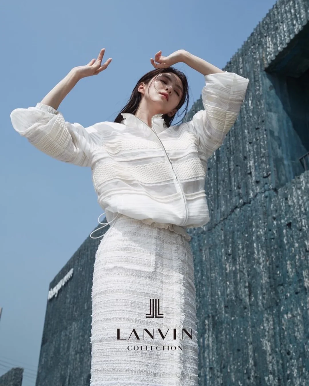 从冷到迷人：韩韶禧的“酷脸系”时尚魅力解析