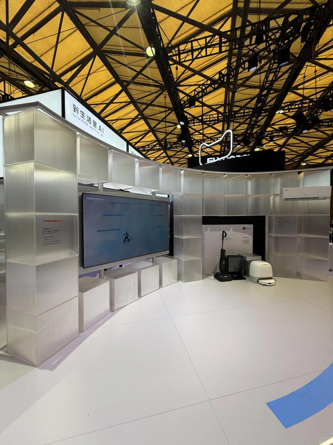 轻量化的型材+灯膜设计