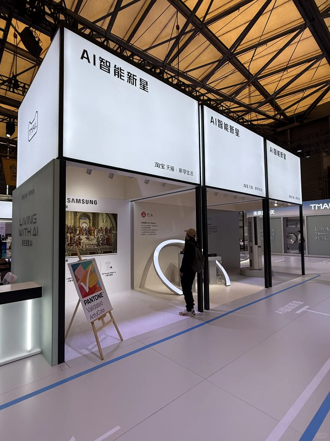 轻量化的型材+灯膜设计