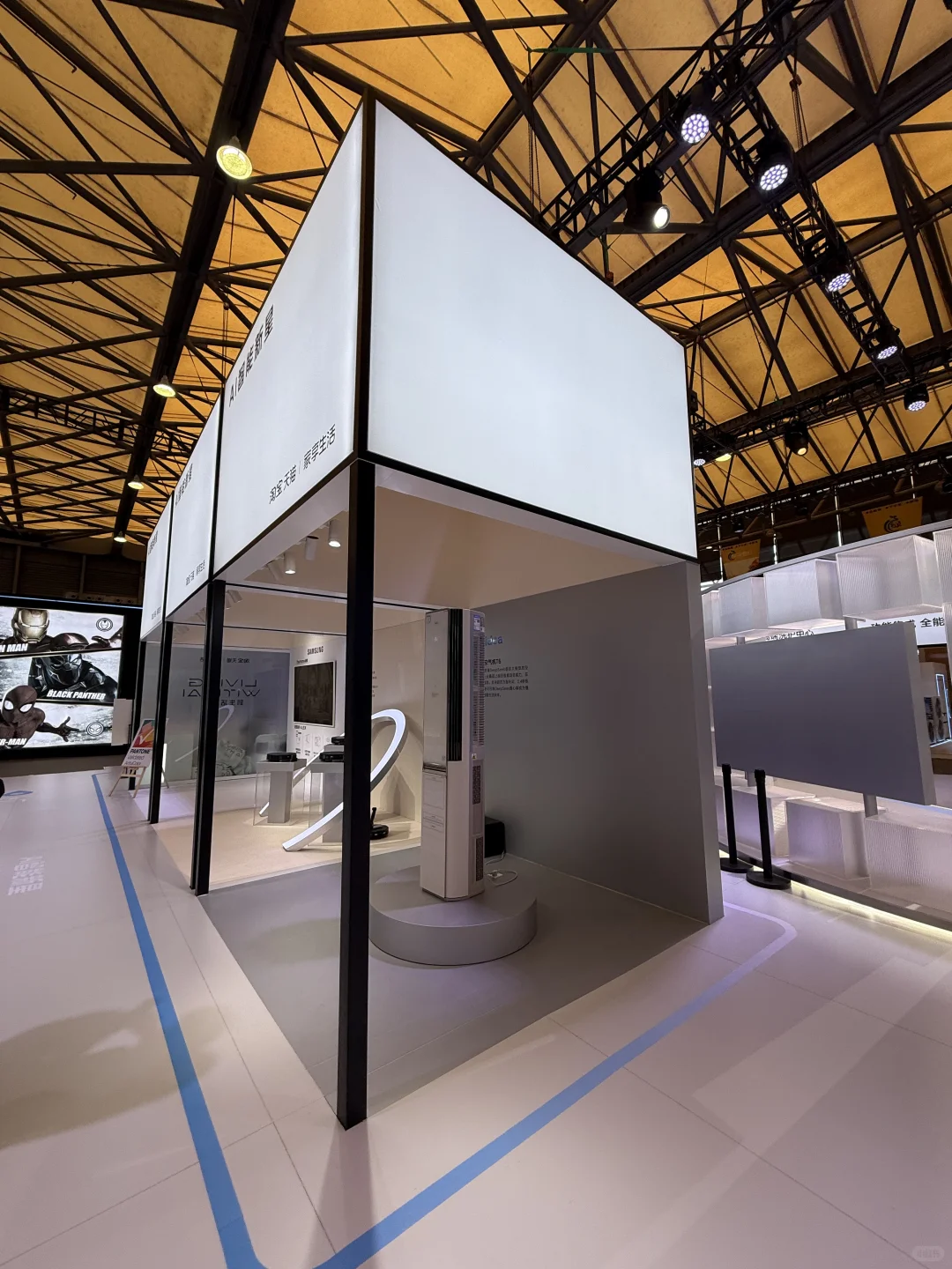 轻量化的型材+灯膜设计