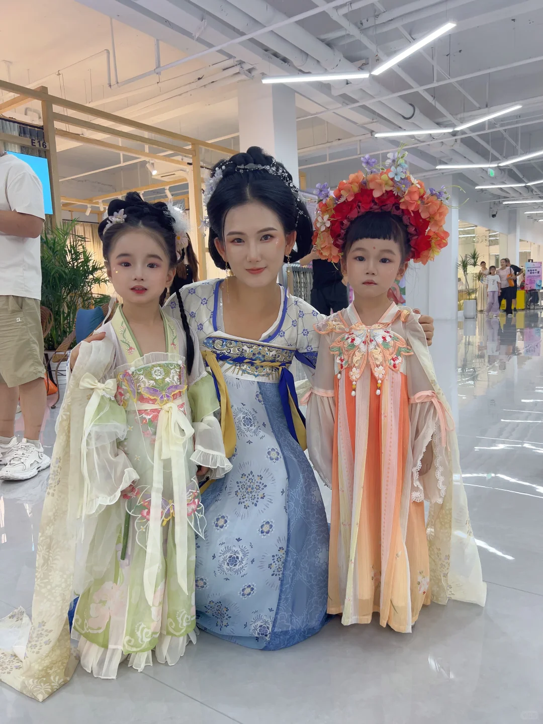 穿汉服打卡海宁家纺博览会