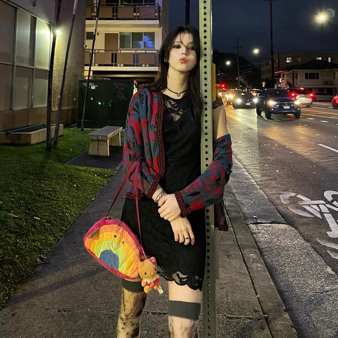 从冷到迷人：韩韶禧的“酷脸系”时尚魅力解析