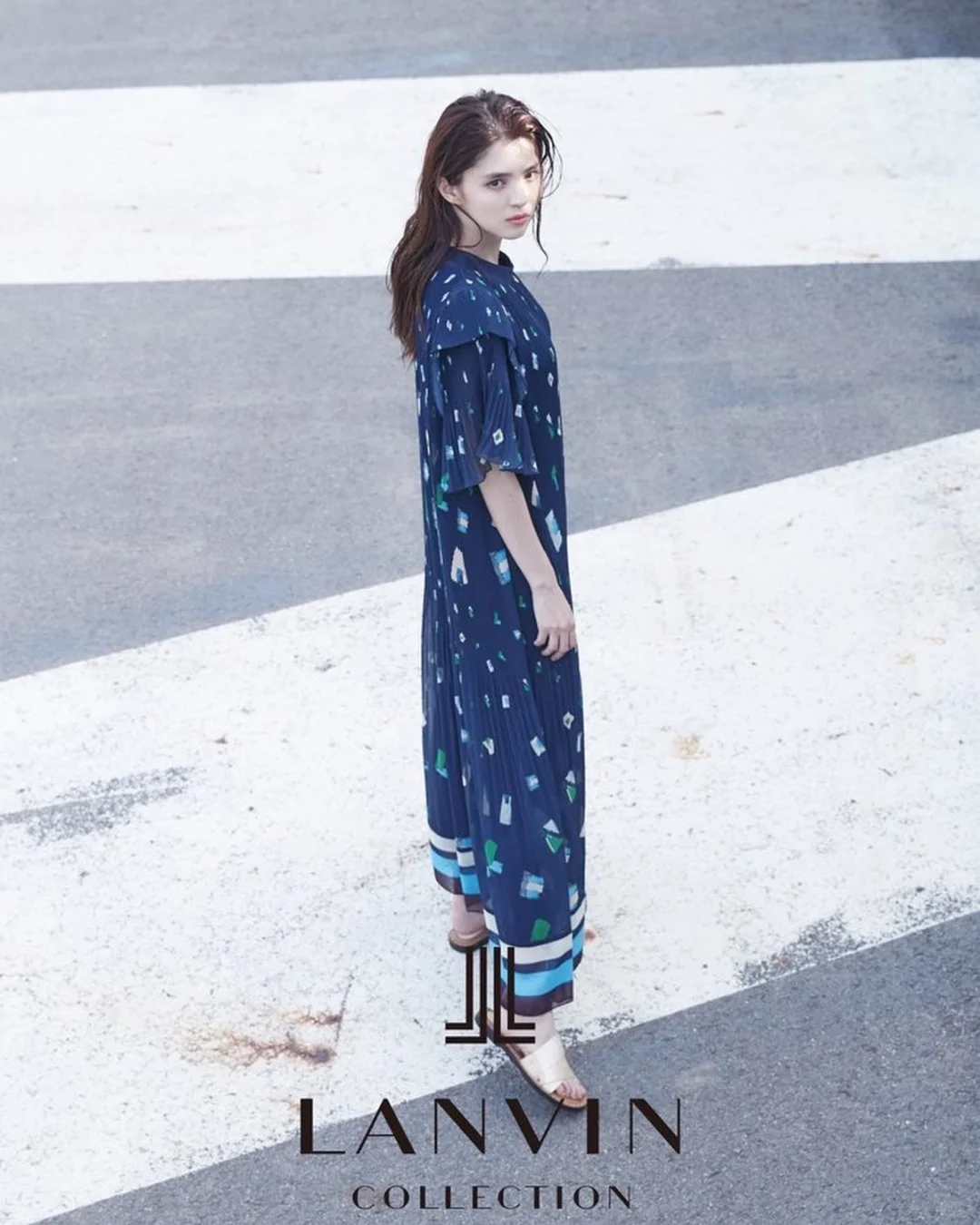 从冷到迷人：韩韶禧的“酷脸系”时尚魅力解析