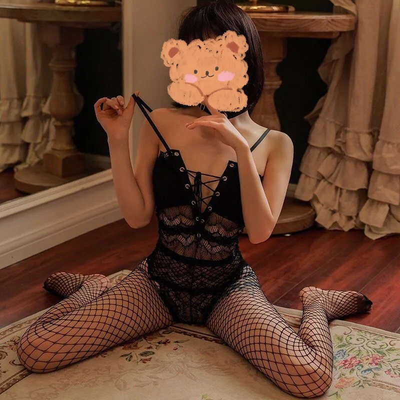 黑色蕾丝勾勒出慵懒曲线