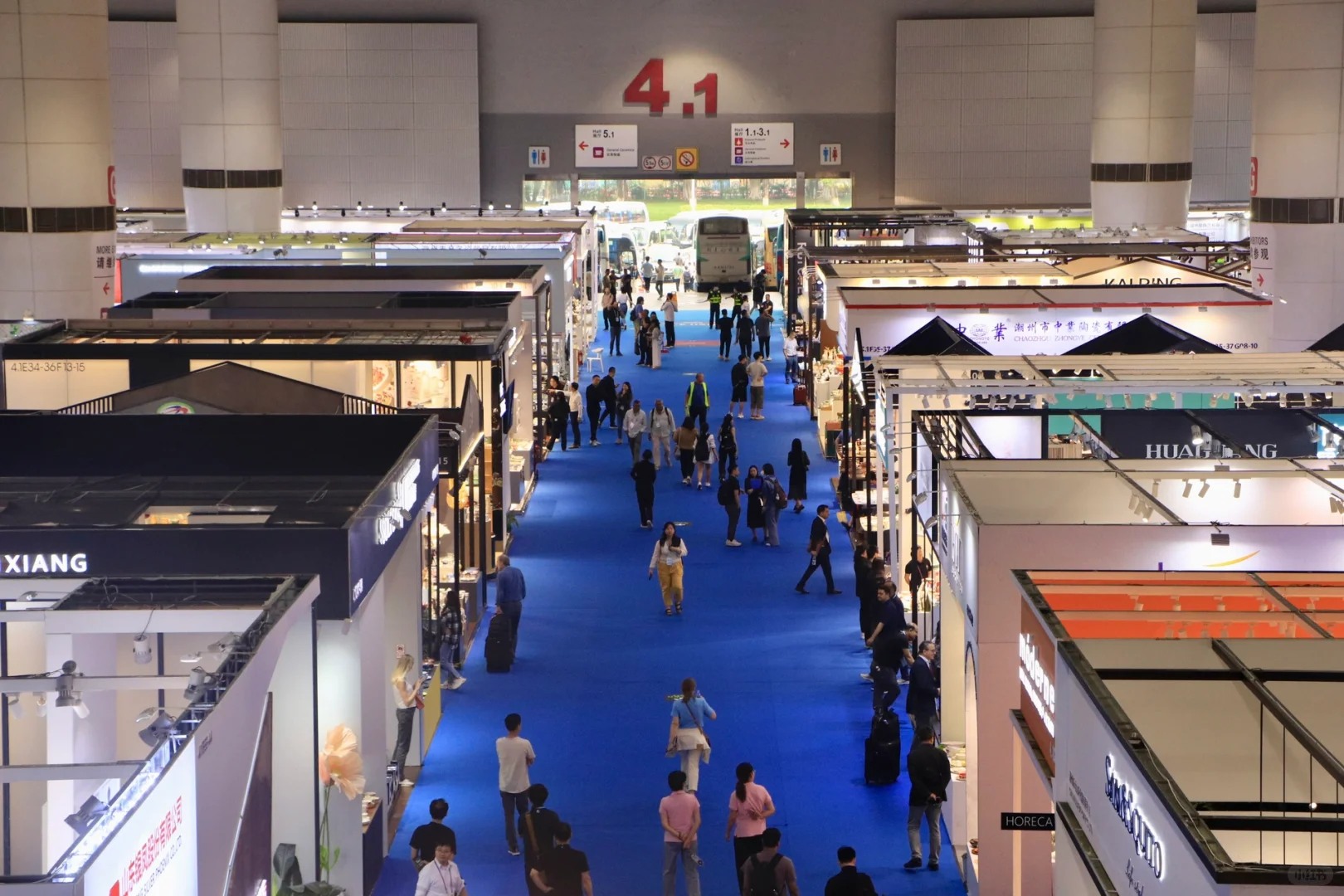 女大学生采购商勇闯广交会！?