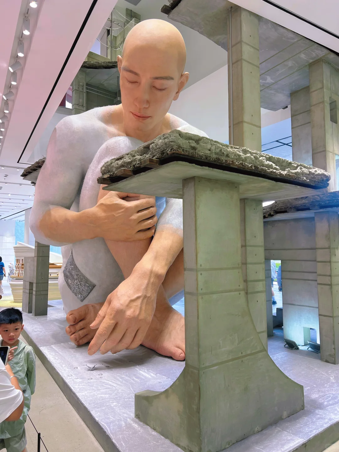 小心！！！?巨人出没！当超现实主义映入现实