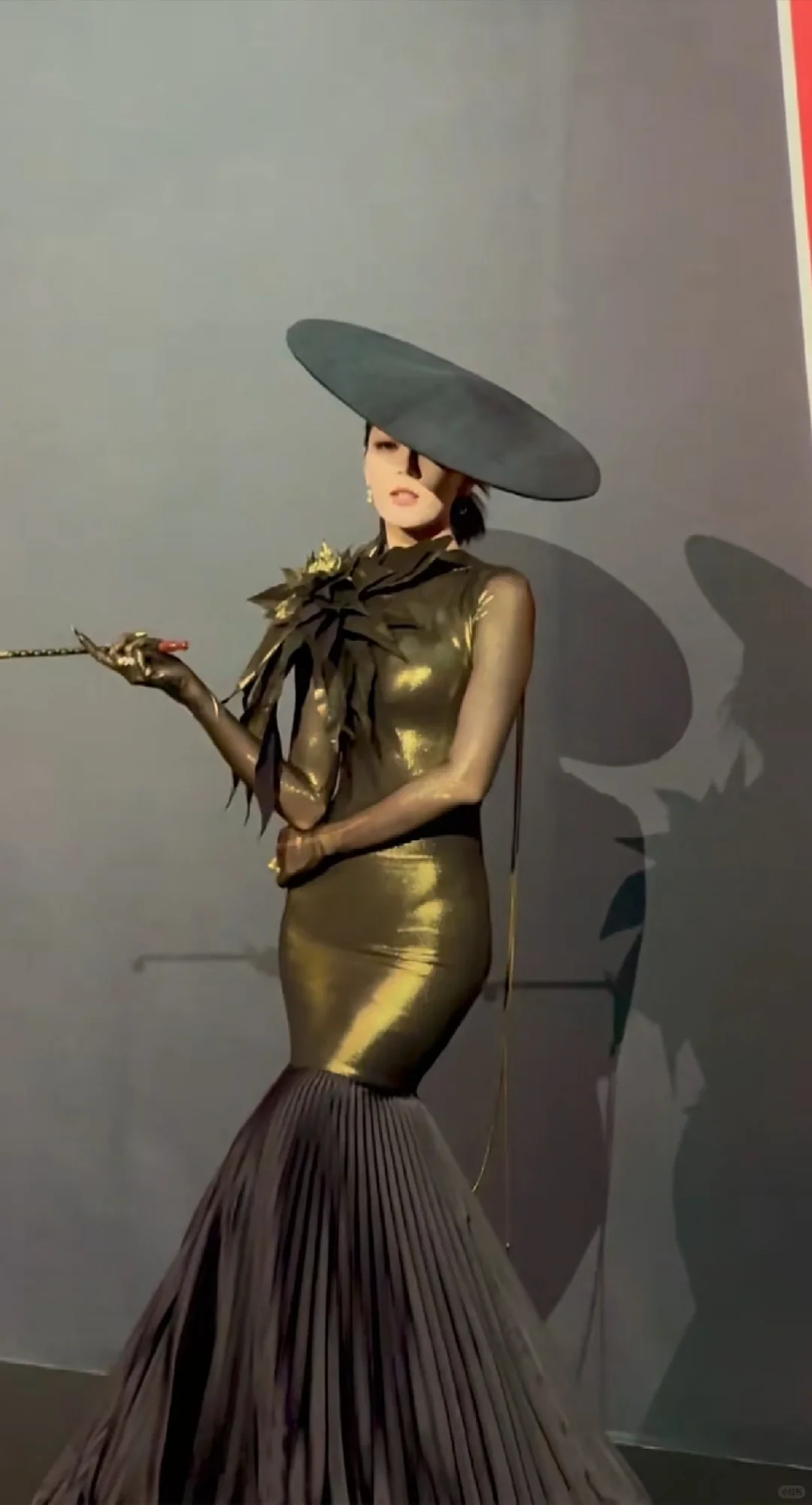 红毯封神！热巴金色战袍惊艳内娱，605天等待