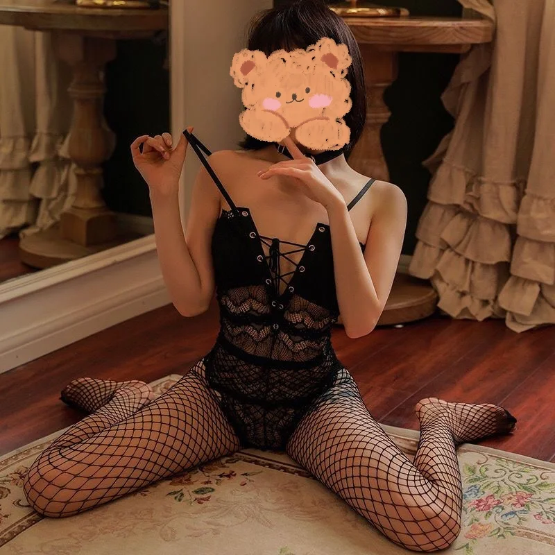 黑色蕾丝勾勒出慵懒曲线