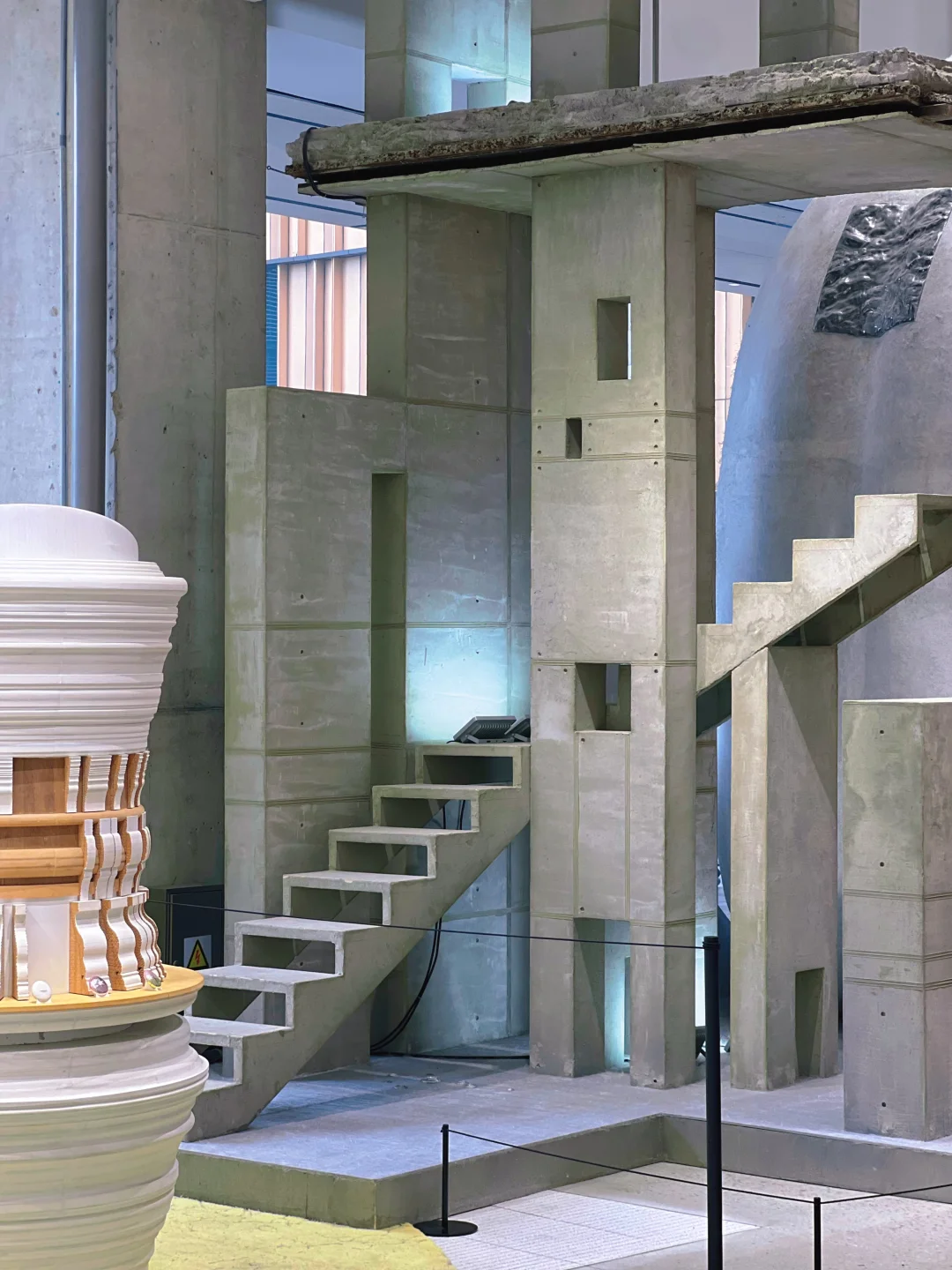 小心！！！?巨人出没！当超现实主义映入现实