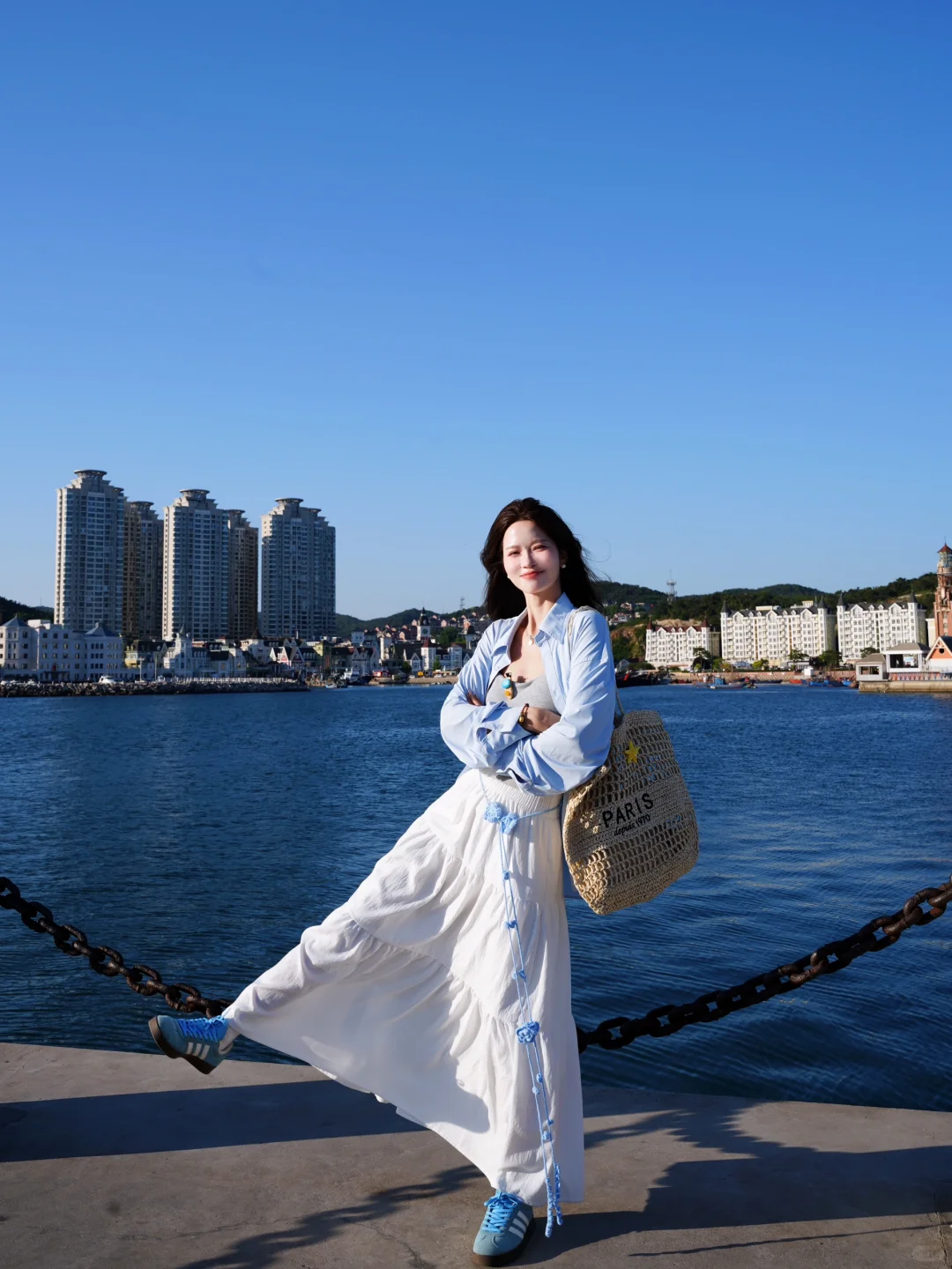 海边太适合蓝色衬衫啦? ?大连菱角湾穿搭