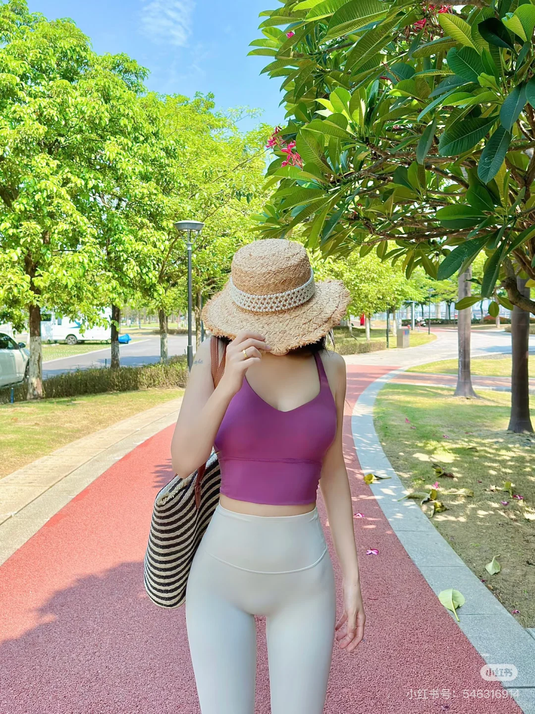 姐妹们，快把瑜伽服穿出去我，真的很好看呀