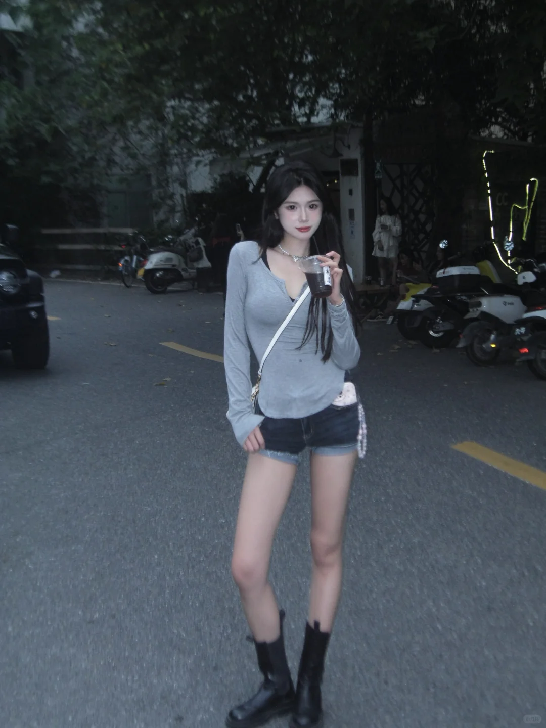 辣妹拍照姿势｜万能站姿随意日常巨还出片