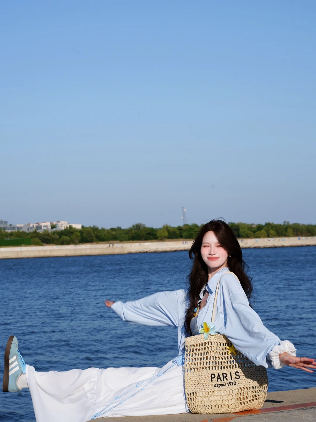 海边太适合蓝色衬衫啦? ?大连菱角湾穿搭