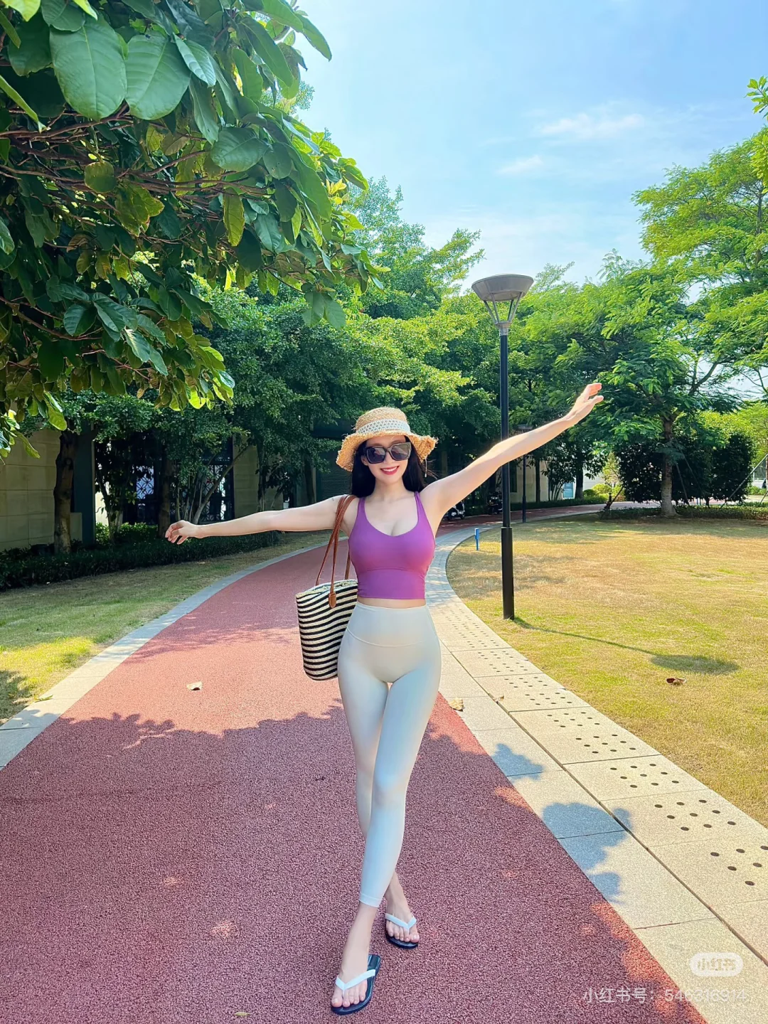 姐妹们，快把瑜伽服穿出去我，真的很好看呀