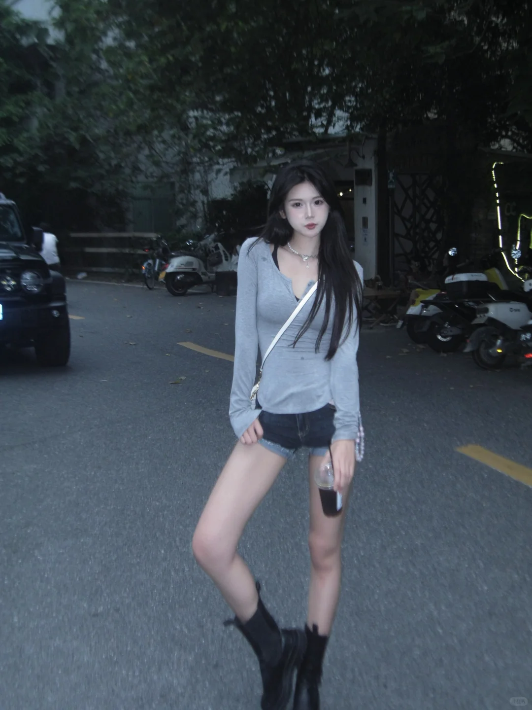 辣妹拍照姿势｜万能站姿随意日常巨还出片