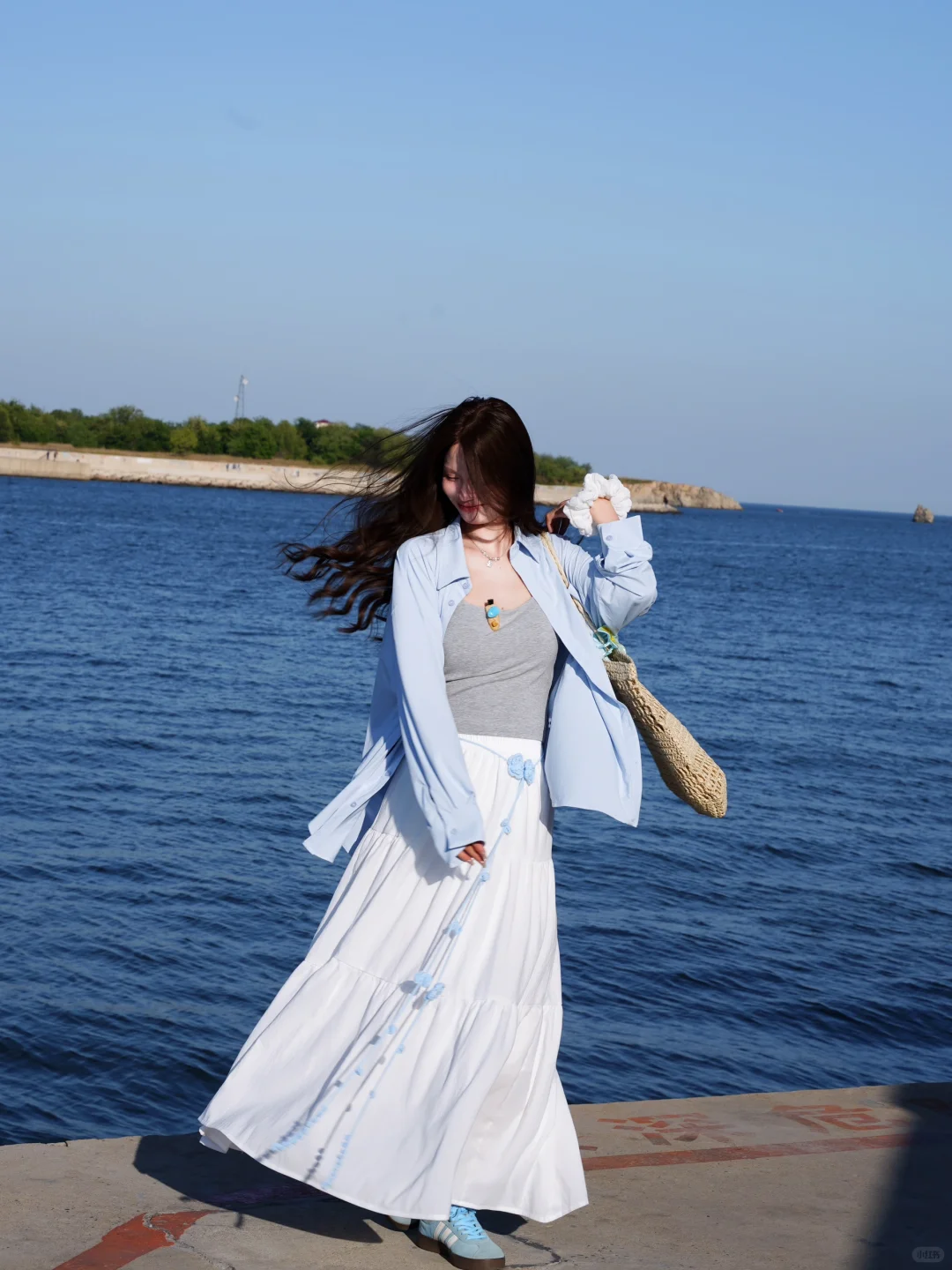 海边太适合蓝色衬衫啦? ?大连菱角湾穿搭