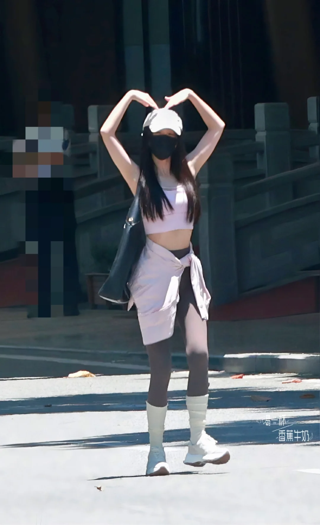 虞书欣终于回上海，穿瑜伽服尽显好身材！