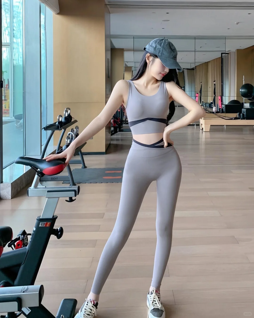 练完你也会爱上！灰色瑜伽服