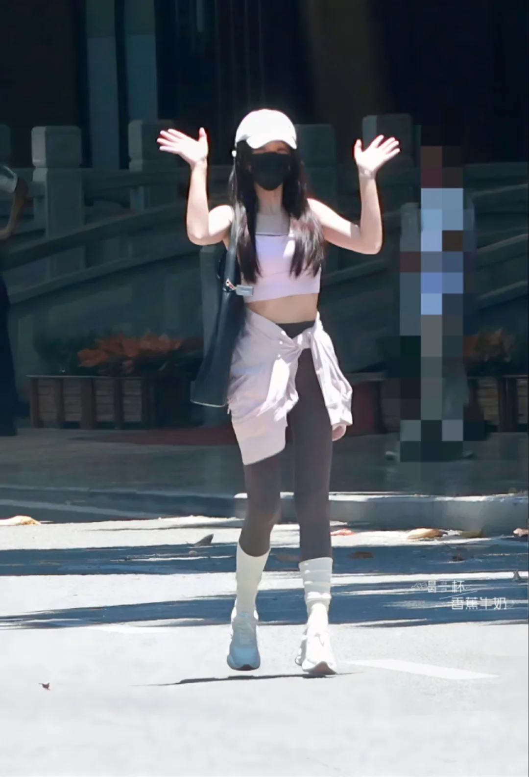 虞书欣终于回上海，穿瑜伽服尽显好身材！