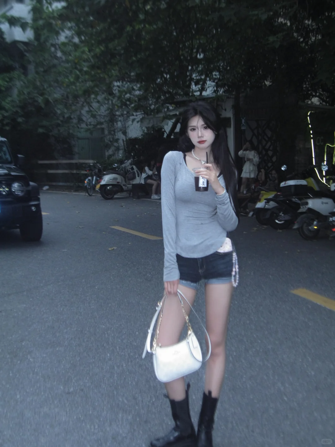 辣妹拍照姿势｜万能站姿随意日常巨还出片