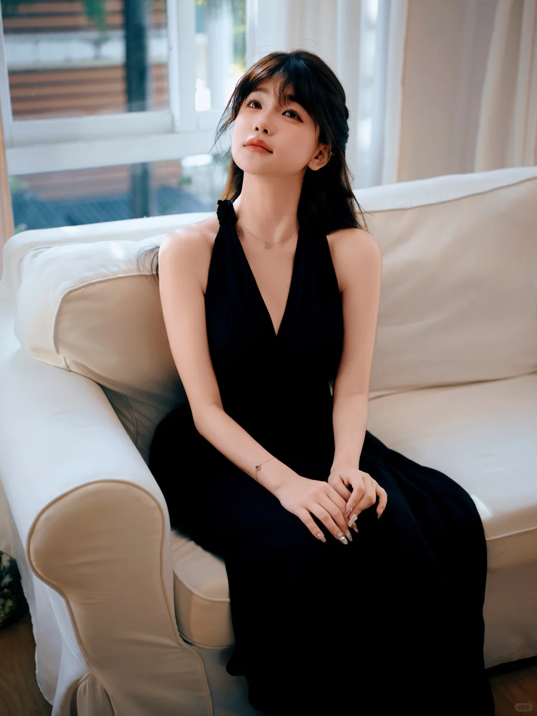 挂脖黑裙子，妩媚性感迷人|复古氛围感写真