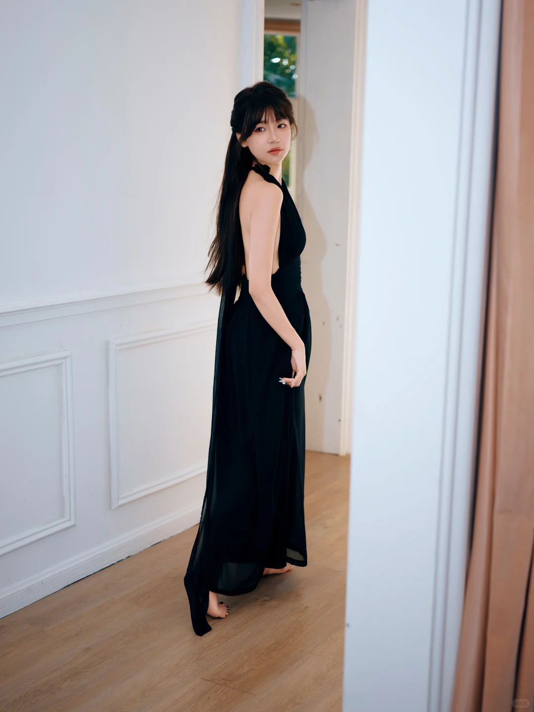 挂脖黑裙子，妩媚性感迷人|复古氛围感写真