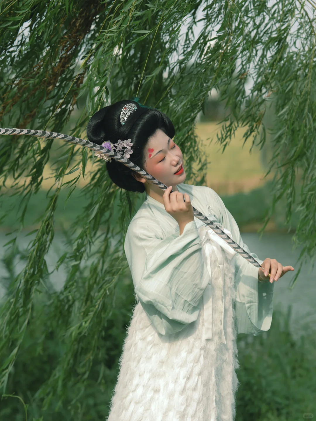 青羽颦颦柳如丝