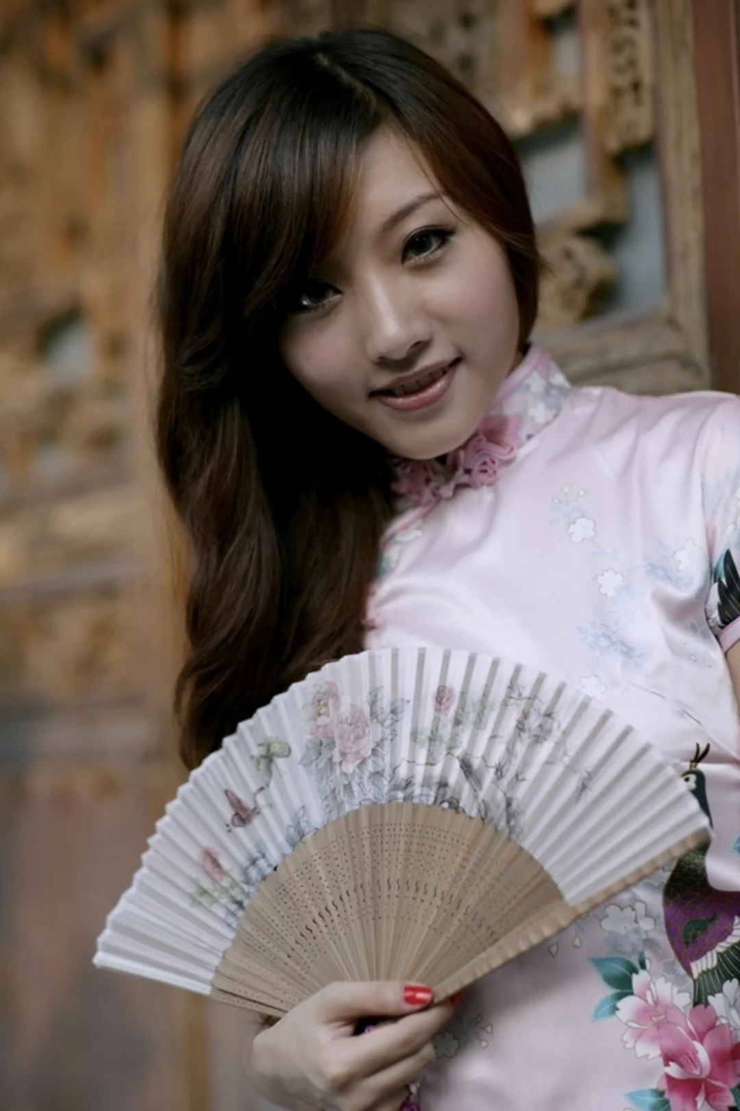 长发玉女粉褀袍，红唇朱指挺润翘！