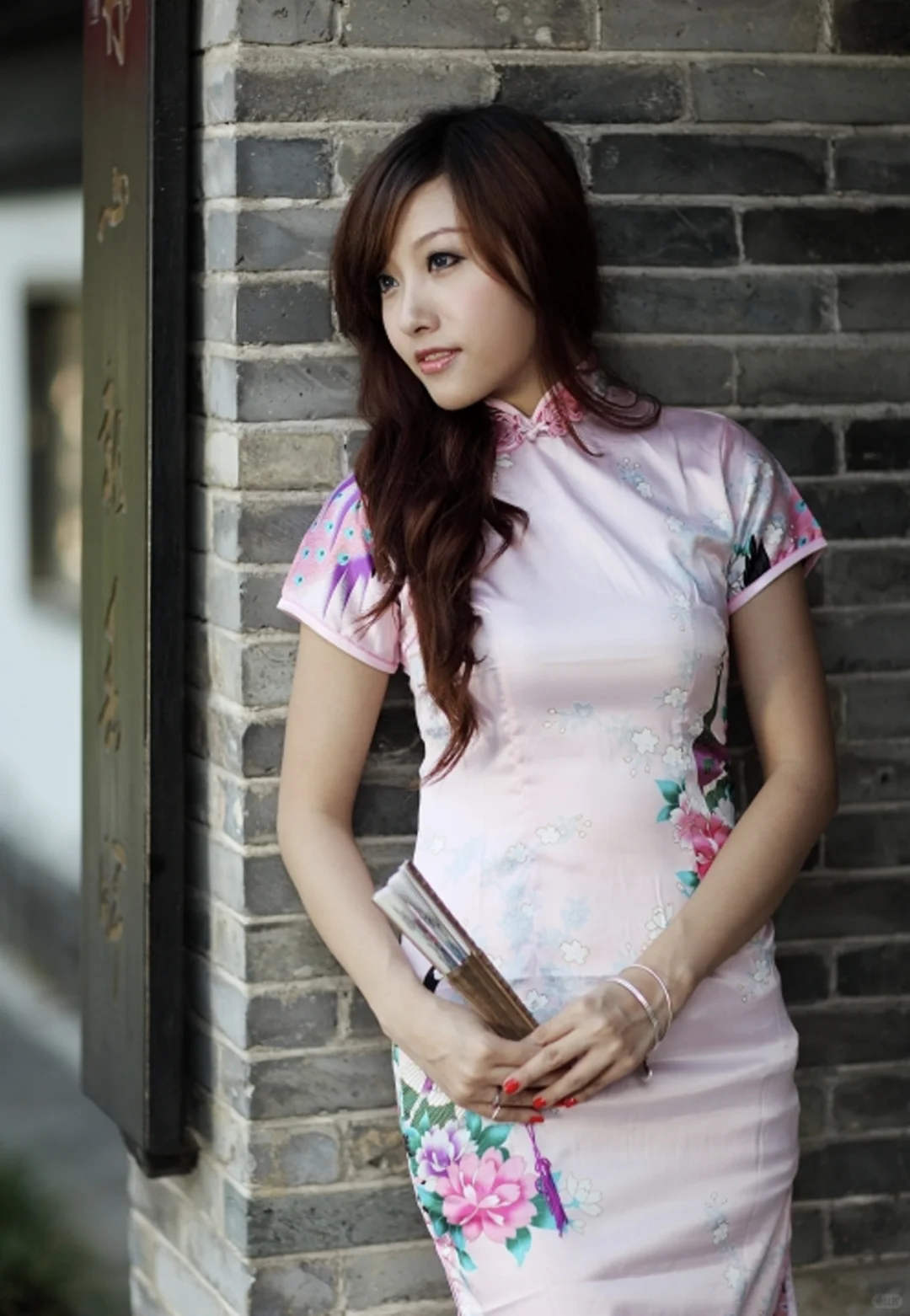 长发玉女粉褀袍，红唇朱指挺润翘！