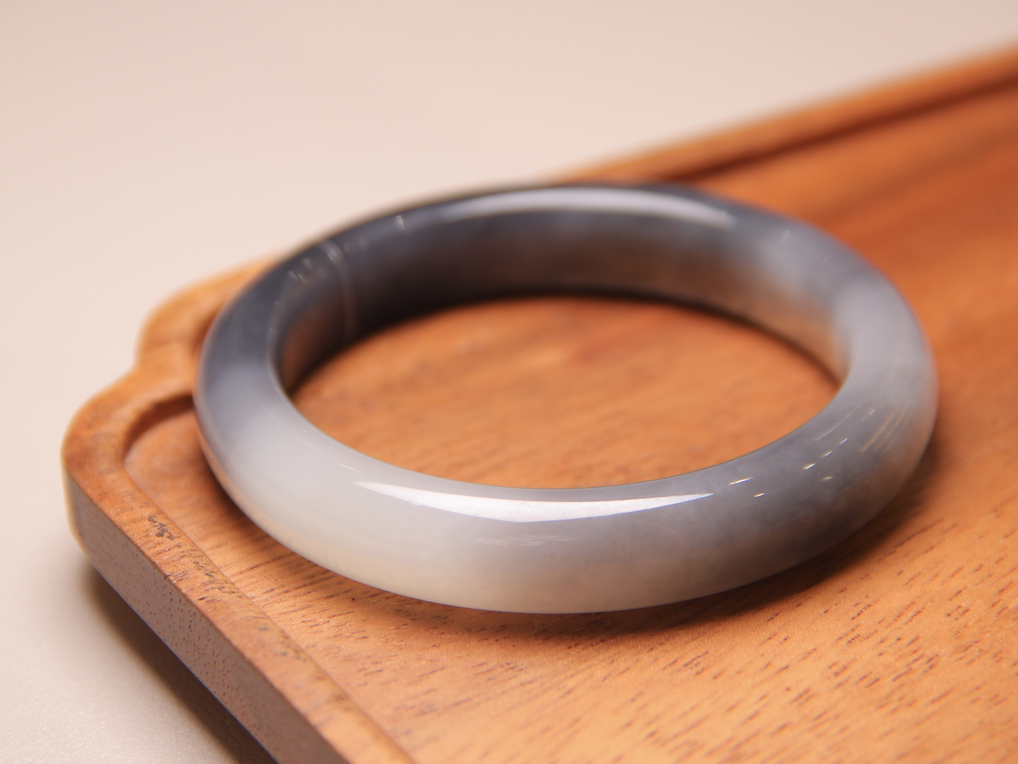 青烟缥缈，妩媚动人！和田玉里的“冷美人”