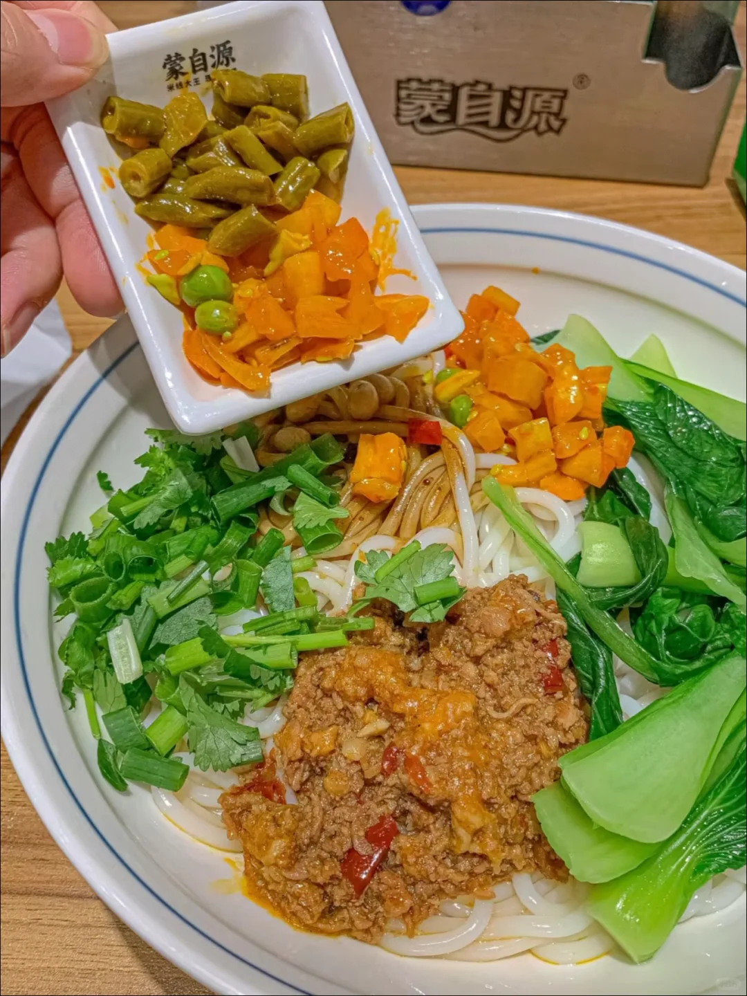 ?狂喜！蒙自源9.9肉酱米线套餐快来抢购