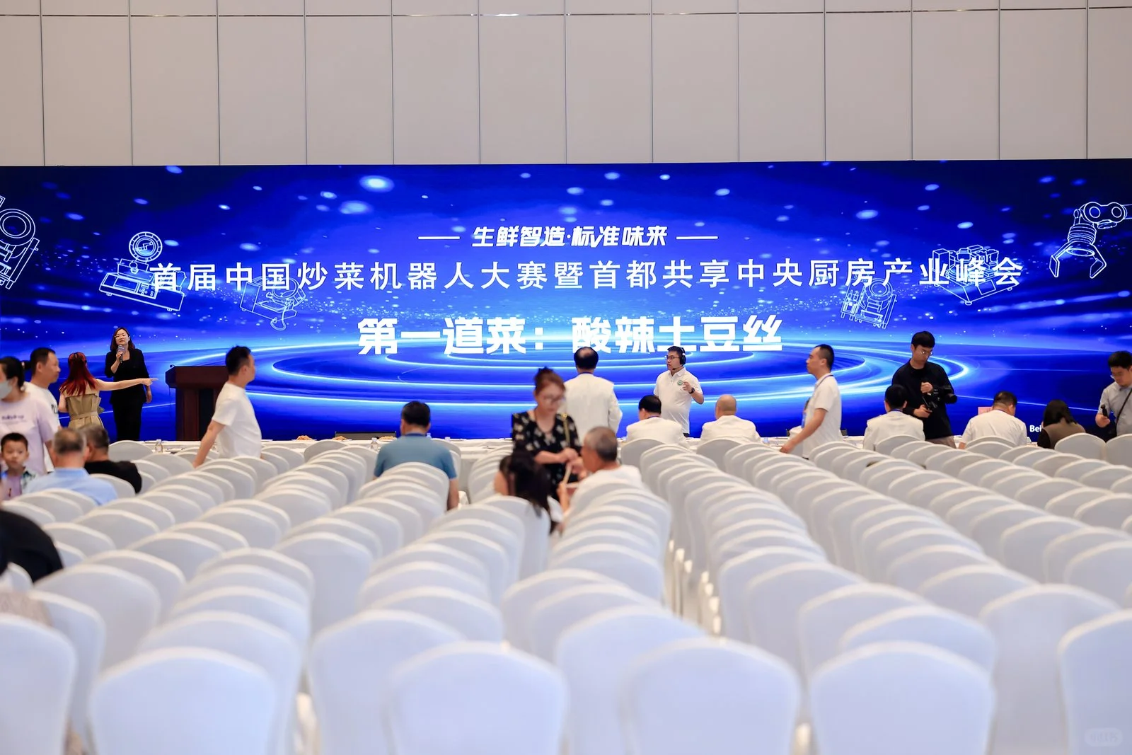 一场未来厨房的科幻体验首届炒菜机器人大赛