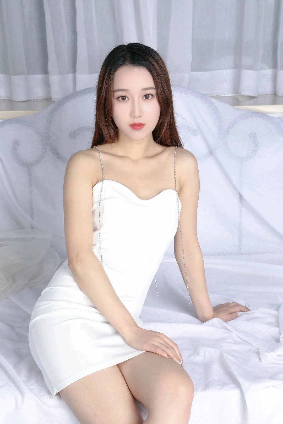 暴龙兽假装出很文静很温柔的样子