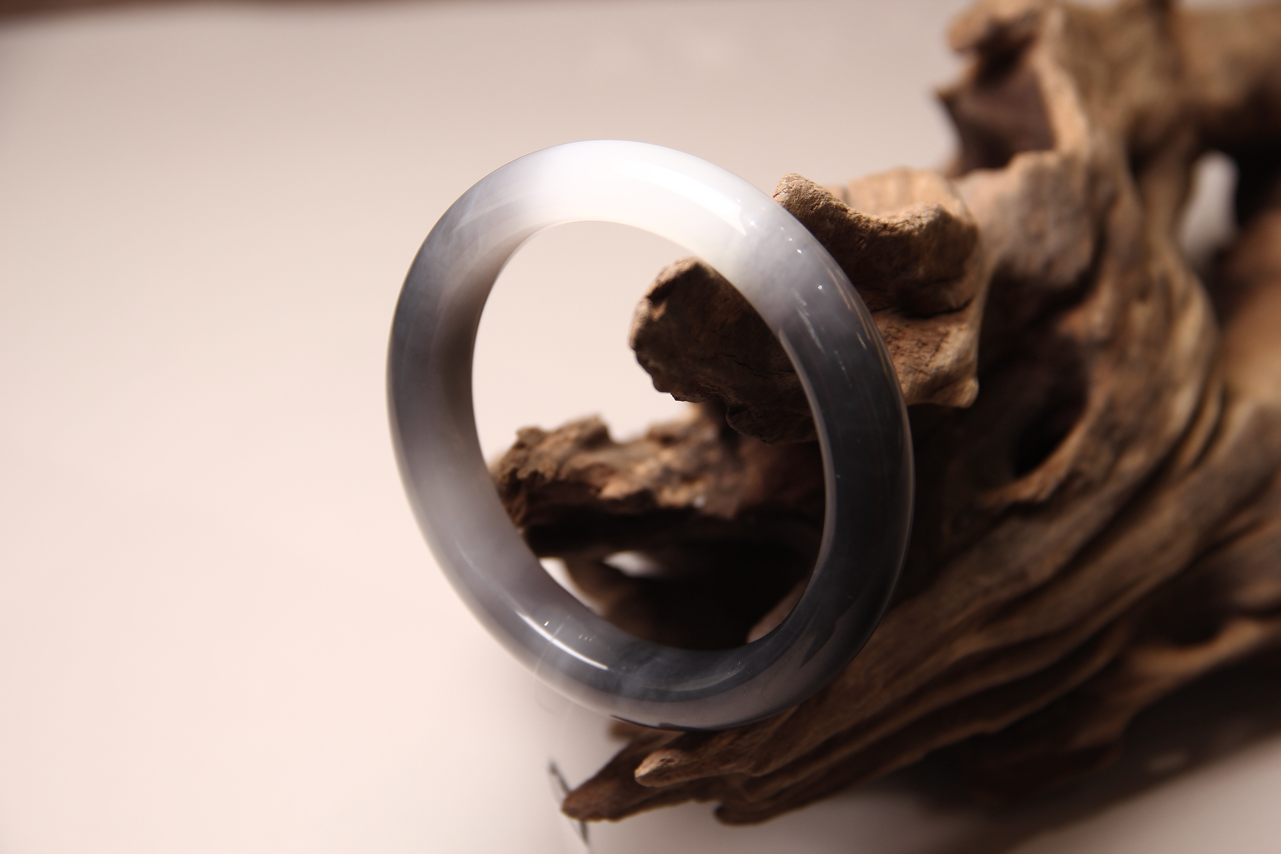 青烟缥缈，妩媚动人！和田玉里的“冷美人”