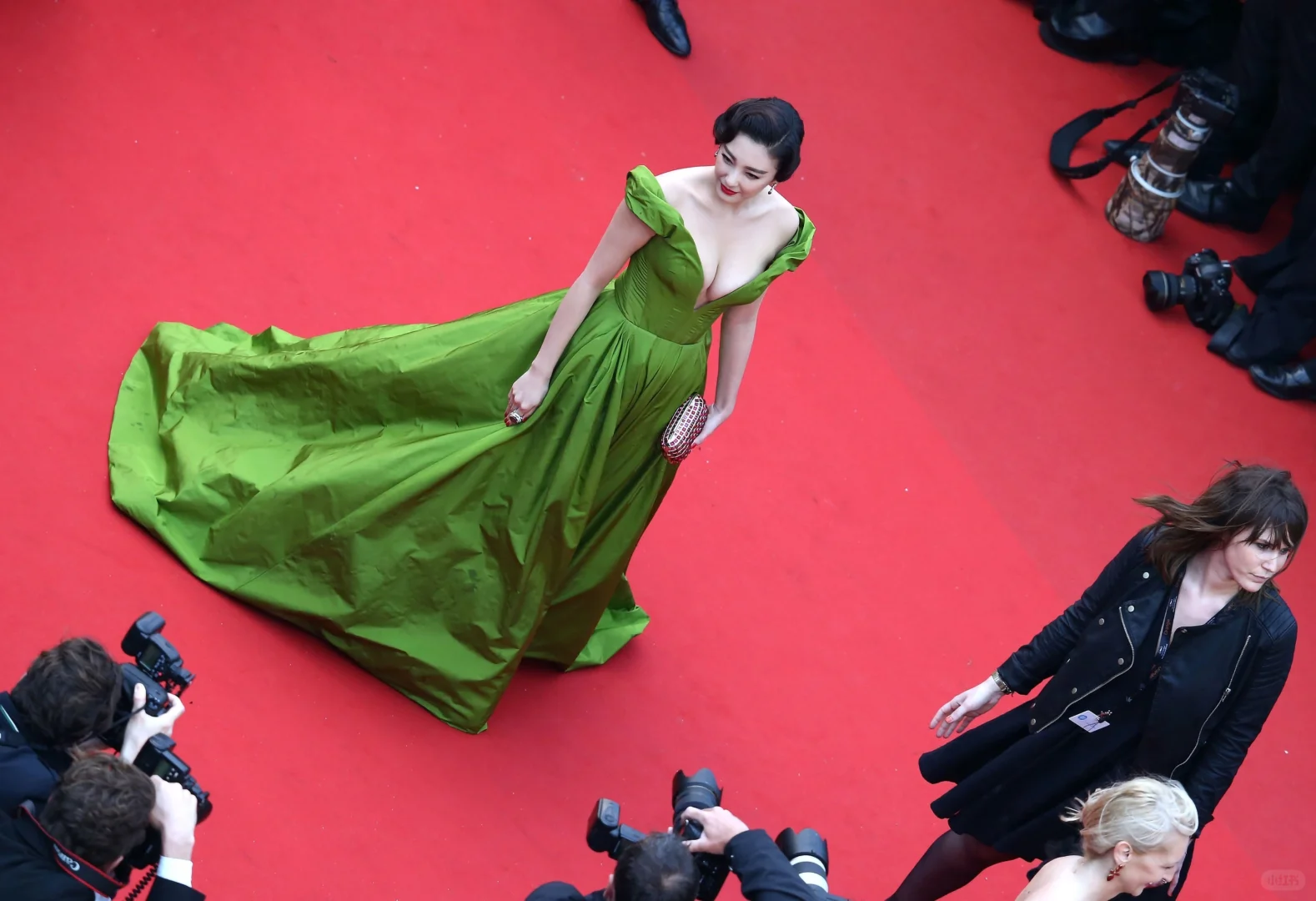 张雨绮红毯未修原图～