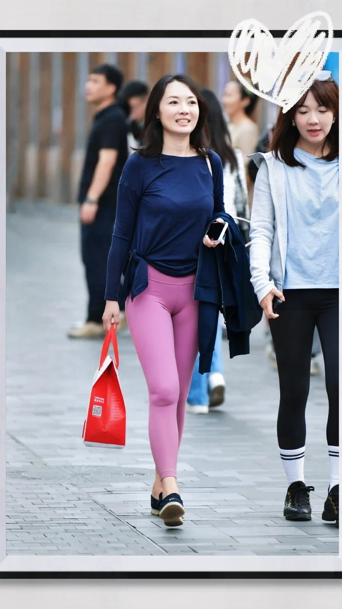天啦，瑜伽裤跟宽松上衣简直绝配！
