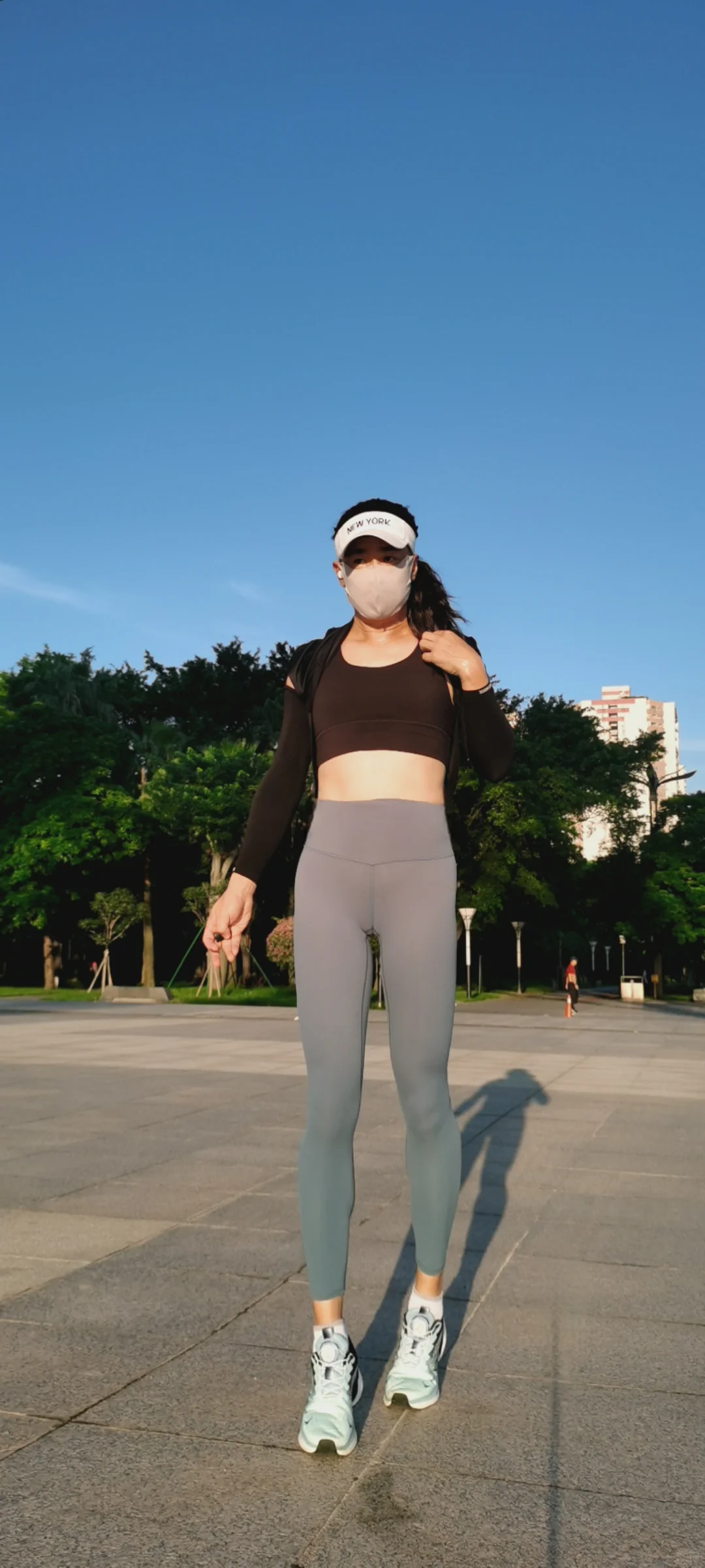 穿瑜伽裤的运动女孩