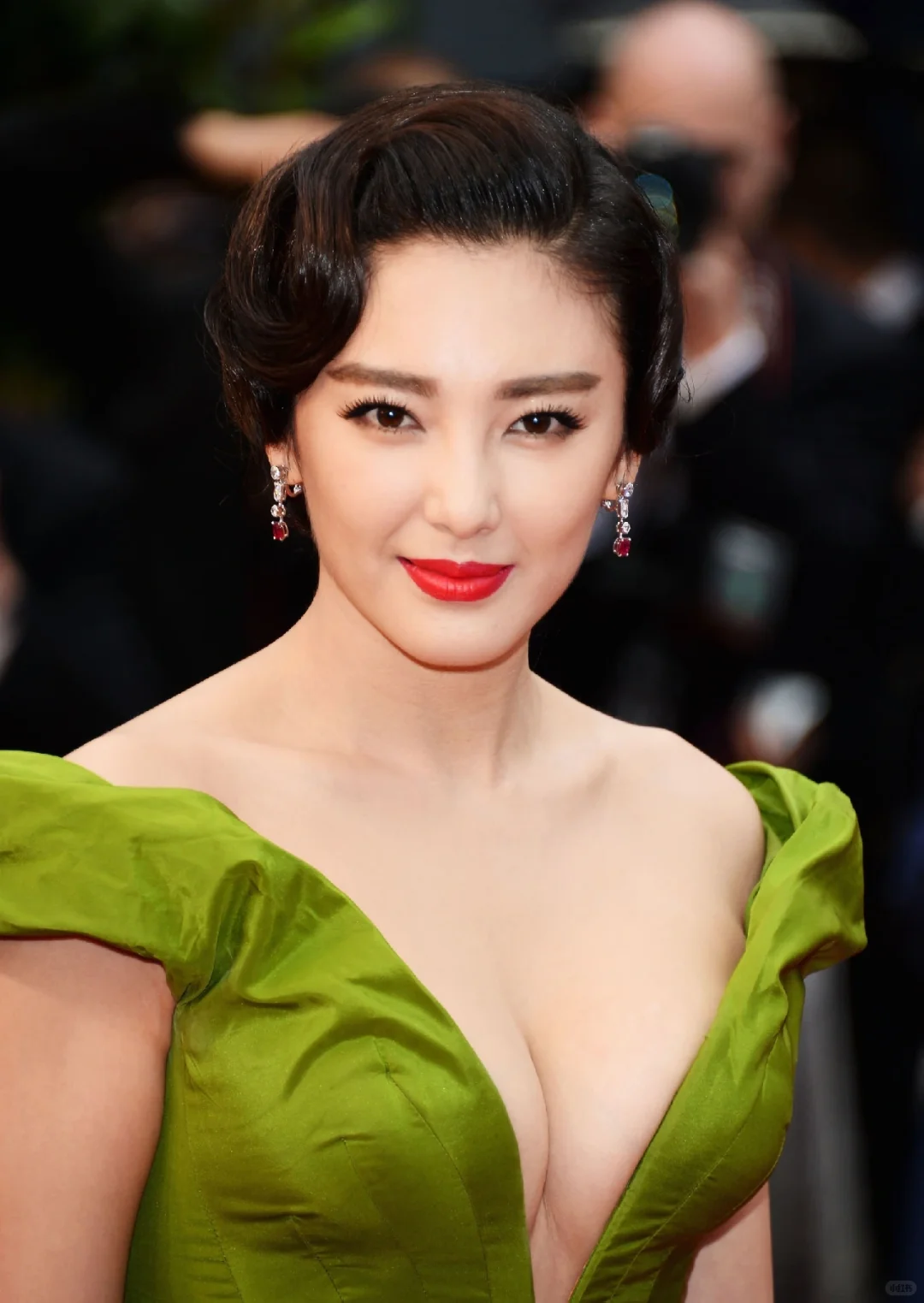 张雨绮红毯未修原图～