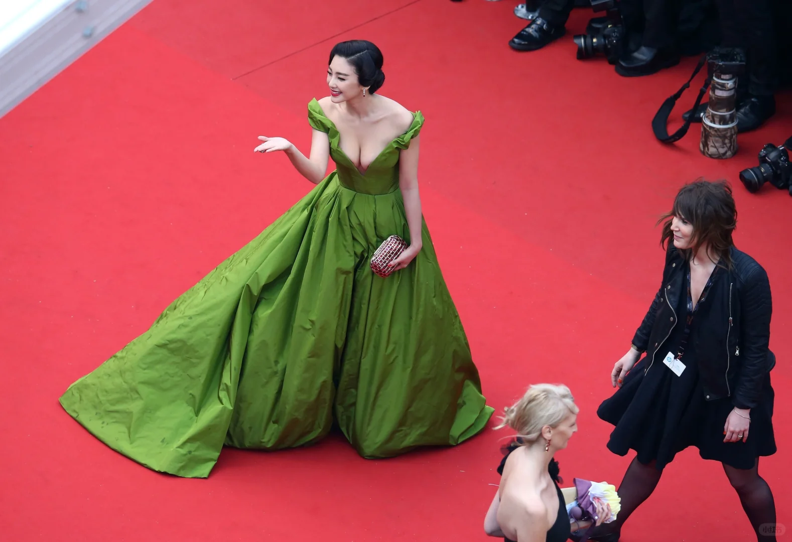 张雨绮红毯未修原图～