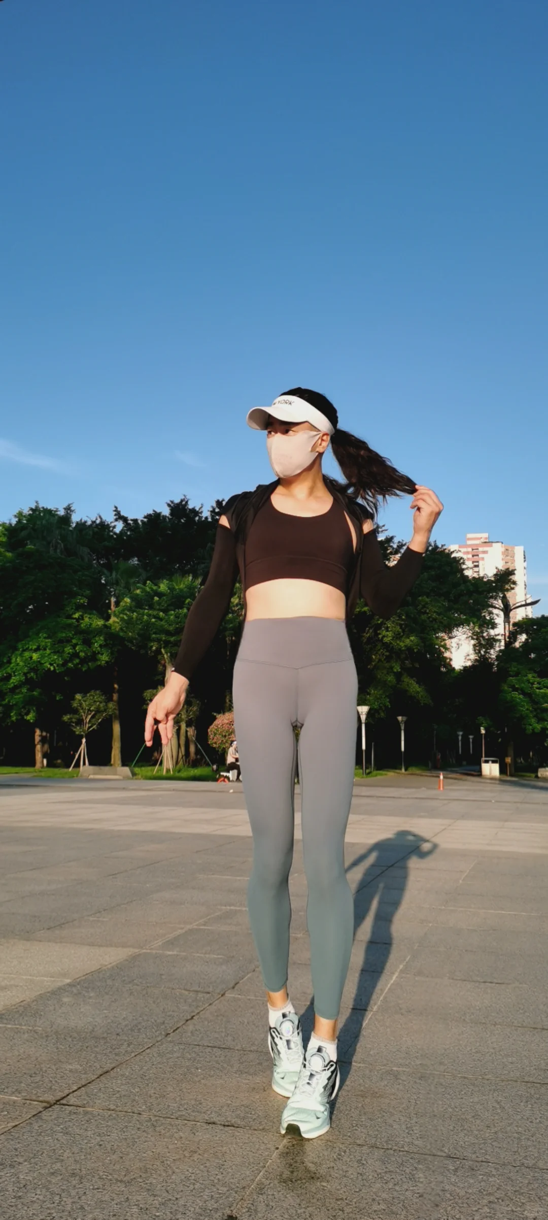 穿瑜伽裤的运动女孩