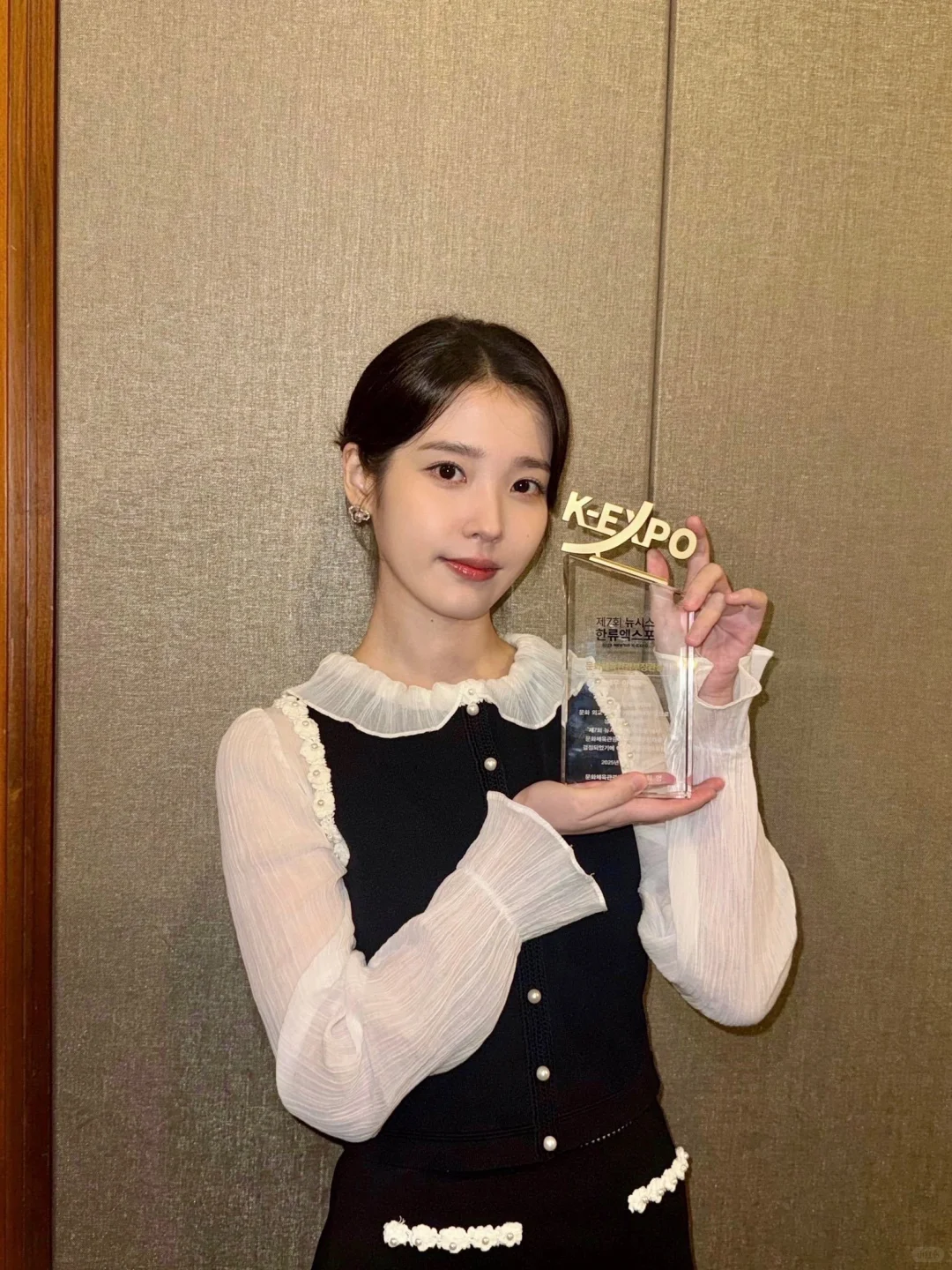 IU官推更新，水灵灵的丽儿