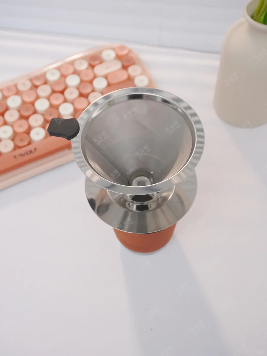 美的新能源海外展会礼，把松弛感装进软木?