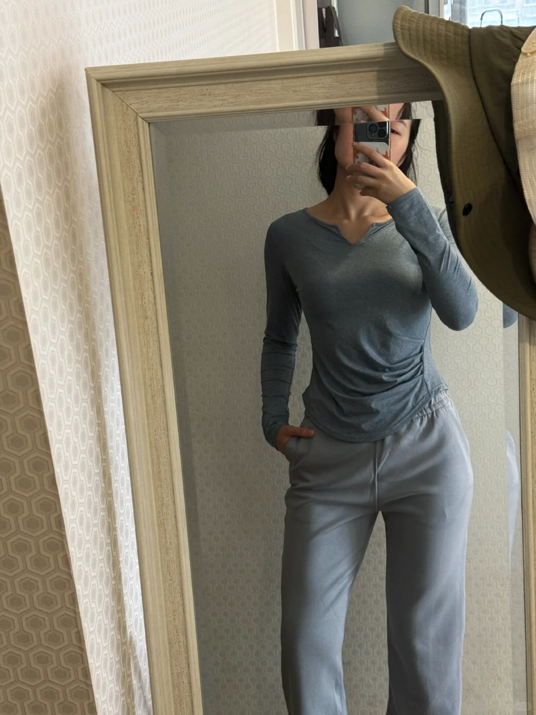 高级灰禁欲系人妻感 臀围100的bbw女孩神裤