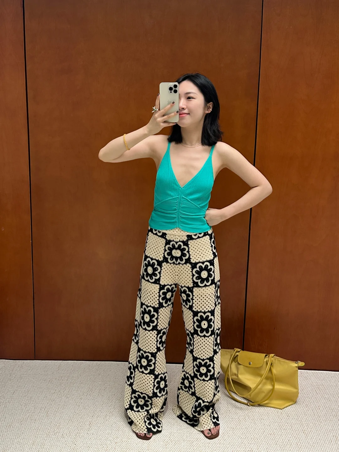 不高且平胸 但我穿着亮亮的颜色??