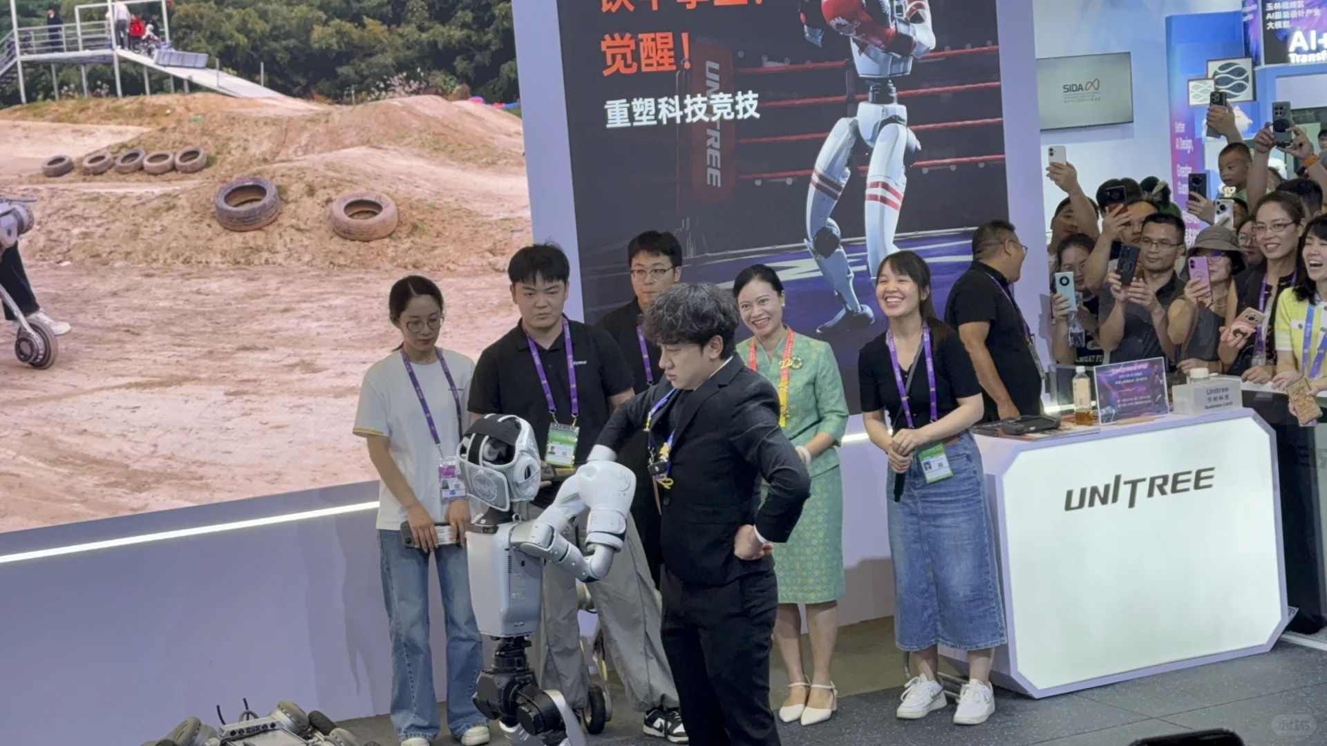 我在东博会看祖蓝和机器人打拳击